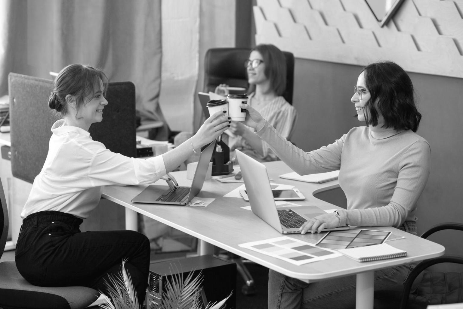 Espace de travail professionnel avec analyse financière